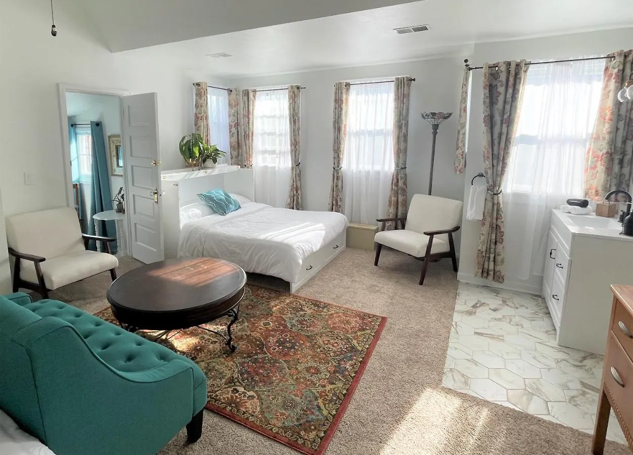 Flora House Denver 5*,